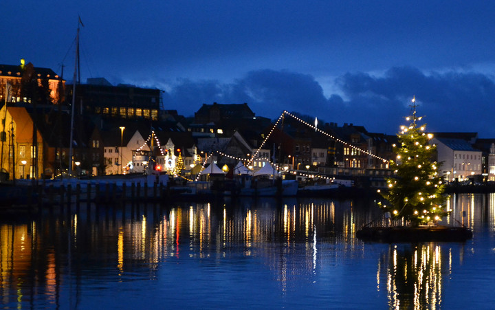 "Licht an" für Flensburgs schwimmenden Weihnachtsbaum