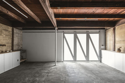 バーンドア側を見る. ぎんざ商店街からバーンドア越しに光が柔らかく入る.