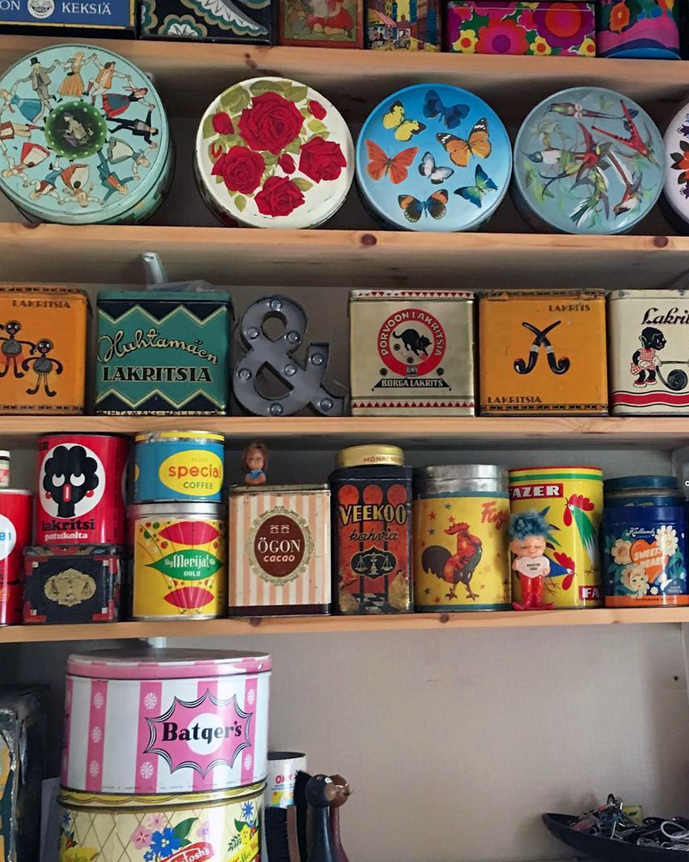 peltipurkkeja hyllyllä