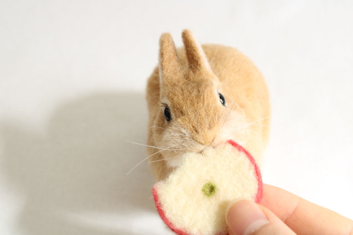 うさぎを食べている羊毛フェルトのうさぎ