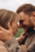 Emotional couple photography in Vienna – natural light and genuine moments