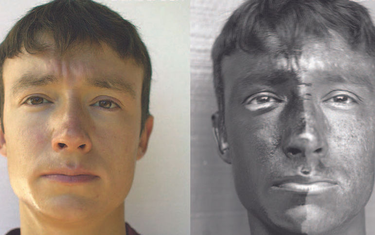 Deux portraits du même visage côte à côte. À gauche, une image en lumière visible montrant un visage à l’apparence normale. À droite, une image en lumière ultraviolette révélant des contrastes plus marqués et des détails invisibles à l’œil nu.

