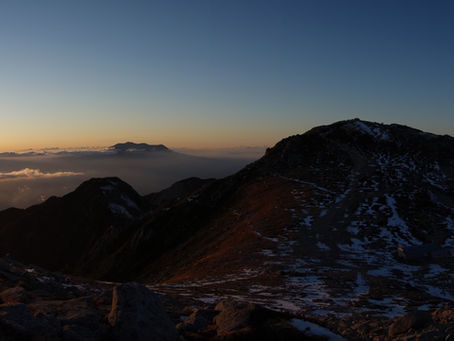 夕暮れの駒ヶ岳と御嶽山
