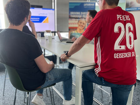 👕🔴⚪️ Geisecker SV zeigt Flagge beim #TrikotTagNRW! ⚪️🔴👕