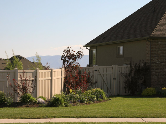 Alternating Picket Fence | Valleywide Fence and Deck