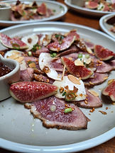 Tataki de canard , figues et amandes grillées