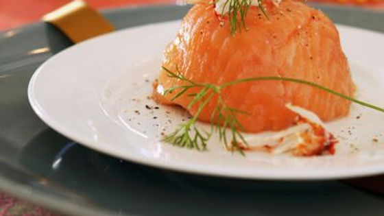 Dôme de saumon fumé, oeuf mollet et crème d'avocat