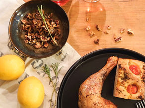 Knusprige Hähnchenkeulen mit Zitronen-Joghurtsoße