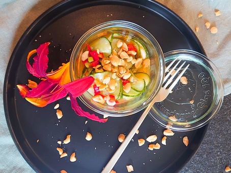 Spicy Gurkensalat mit Erdnüssen