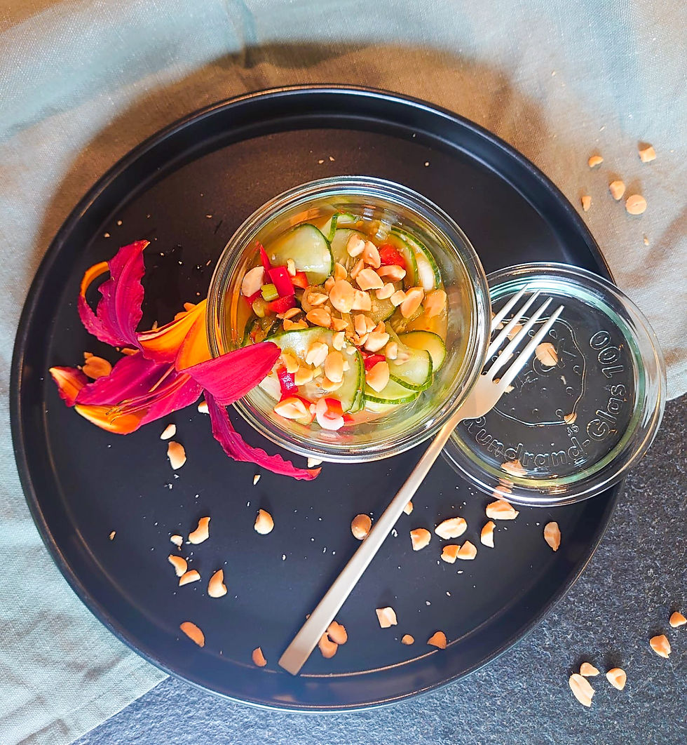 Spicy Gurkensalat mit Erdnüssen