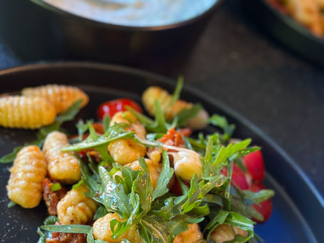 Bunter italienischer Gnocchi Salat