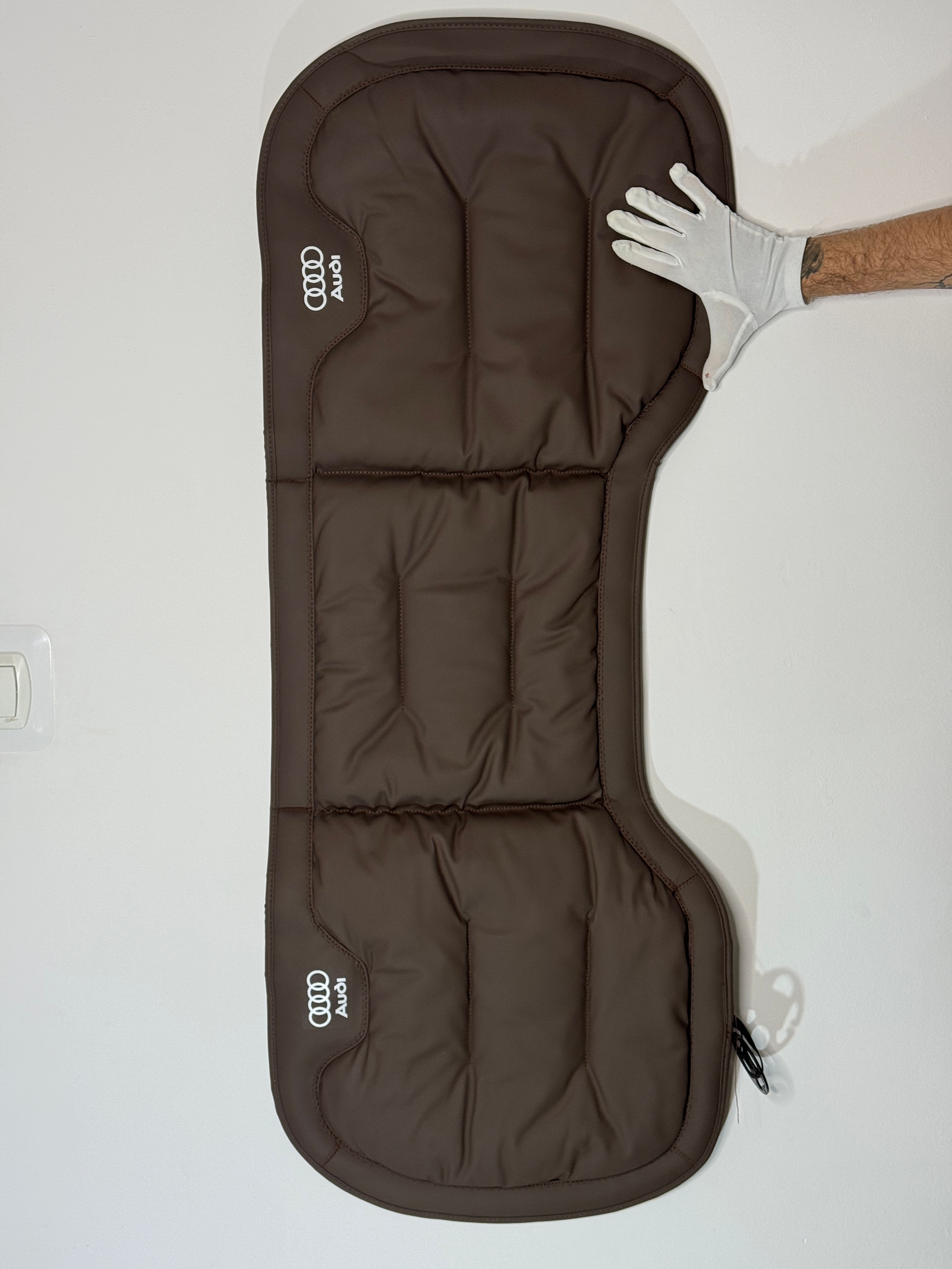 Mata ochrona z logo AUDI tylne siedzenie na fotele