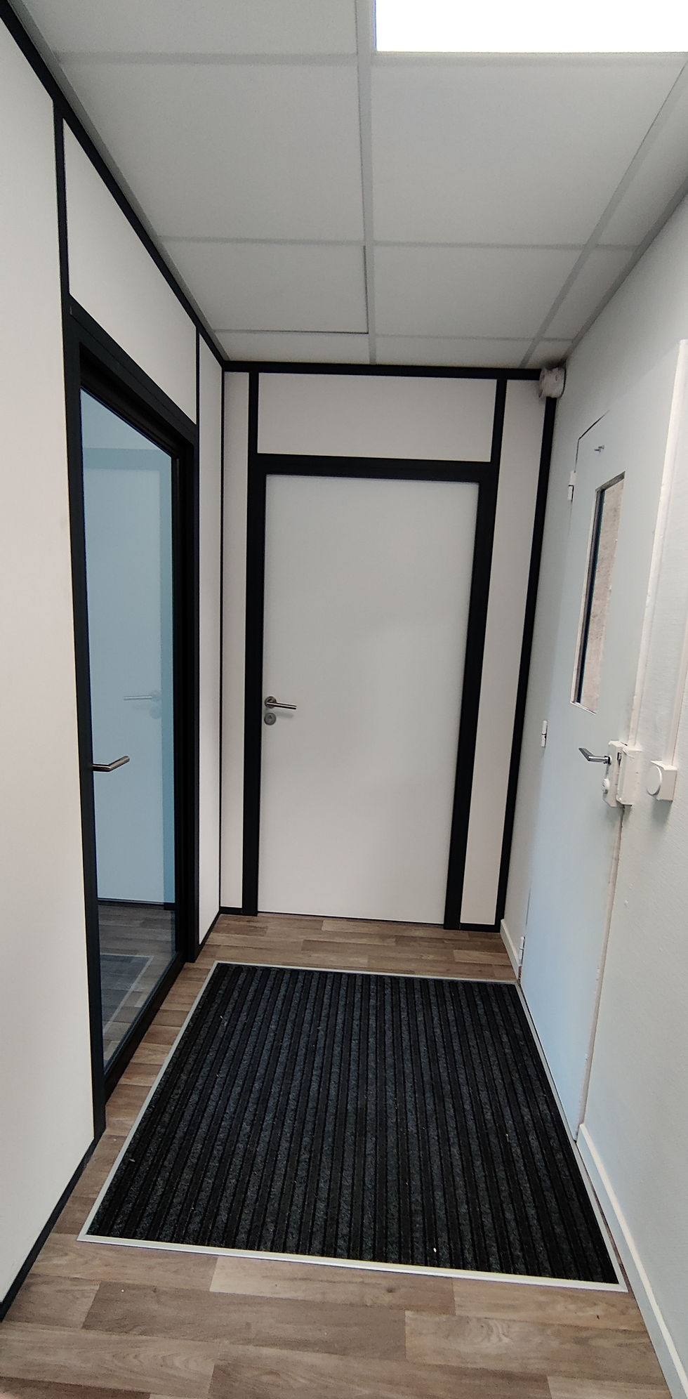 Bloc porte bois et cadre aluminium vitrée 