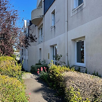 Mon cabinet est situé à l'entrée de Douvres, via un accès de plain pied, avec un parking gratuit à proximité.