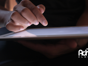 Persona utilizando una tableta táctil para gestionar datos empresariales en la nube con Adm con inteligencia artificial.