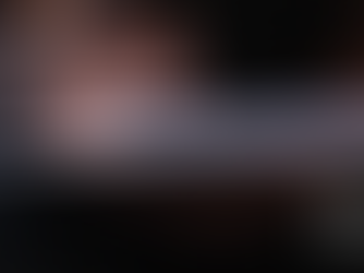 Persona utilizando una tableta táctil para gestionar datos empresariales en la nube con Adm con inteligencia artificial.