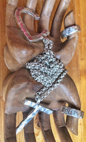 Rockige massive Ketten und Ringe