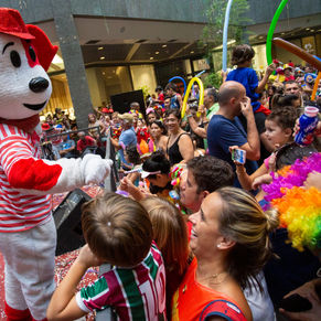 Escola mirim do Salgueiro invade o baile infantil do Rio Design Barra