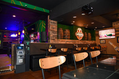 Lucky's bar and grill Sports bar and restaurant Cleveland OH