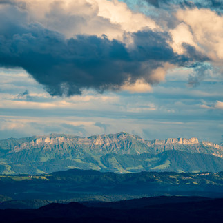 Letztes Abendlicht trifft auf die Voralpen