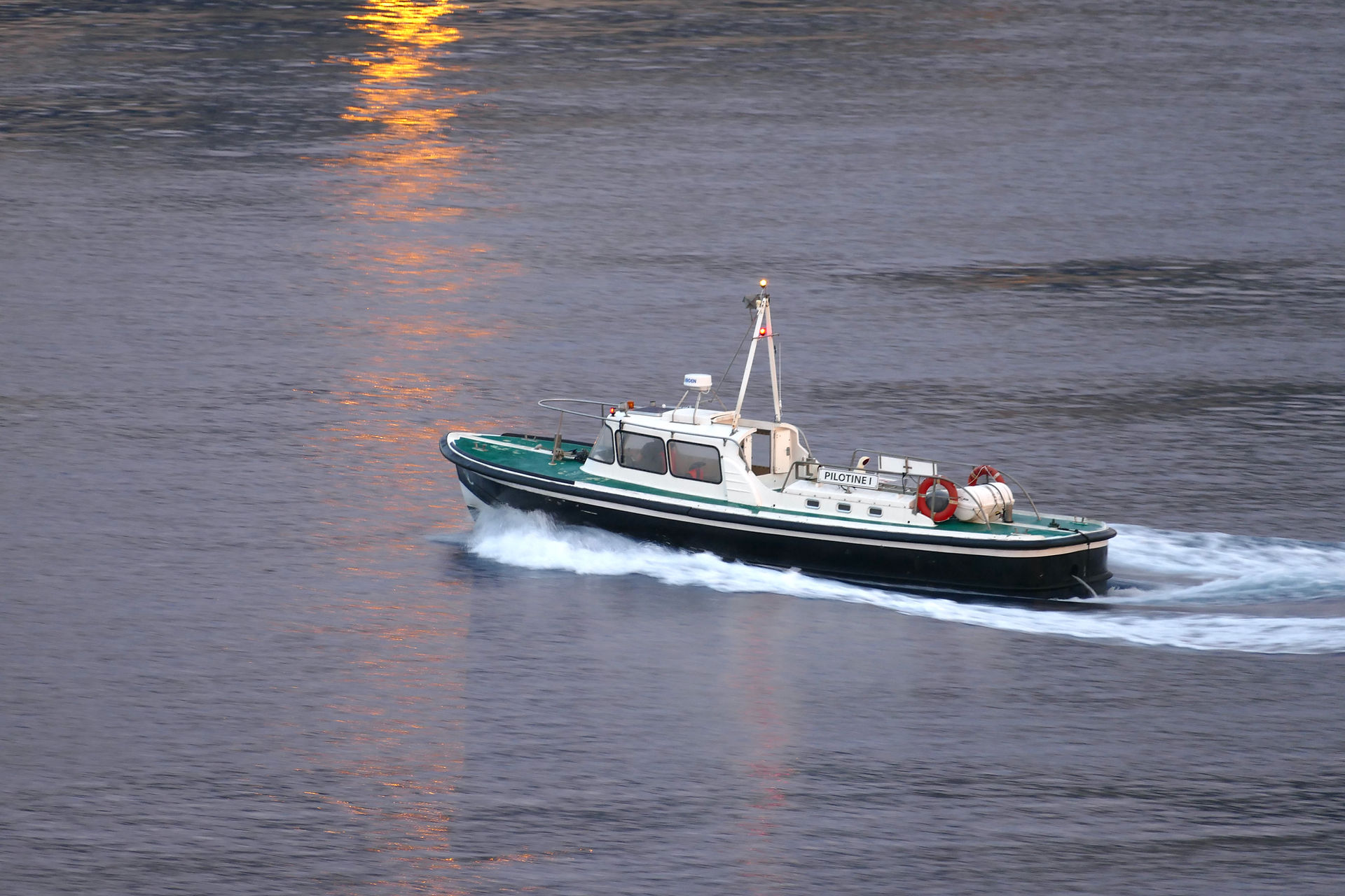Das Navigationsboot der MEGA VICTORIA hilft beim Landen