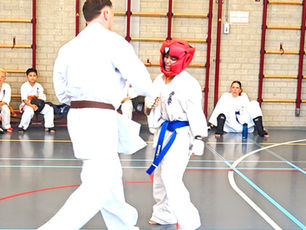 Zie de laatste 2 gevechten van Safae voor gele band full contact karate.