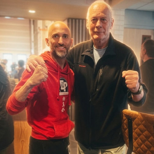 Jimmy Peek samen met Shihan Ron Seltenrijch. Volgende samen de Karate-Laraar A opleiding in 2001. Ron Seltenrijch trainde samen met Shihan Peet Peek bij Shihan Joop Verschoof in de beginjaren.