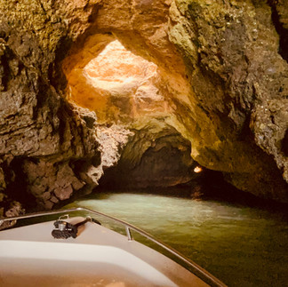 Barco Dentro da caverna 