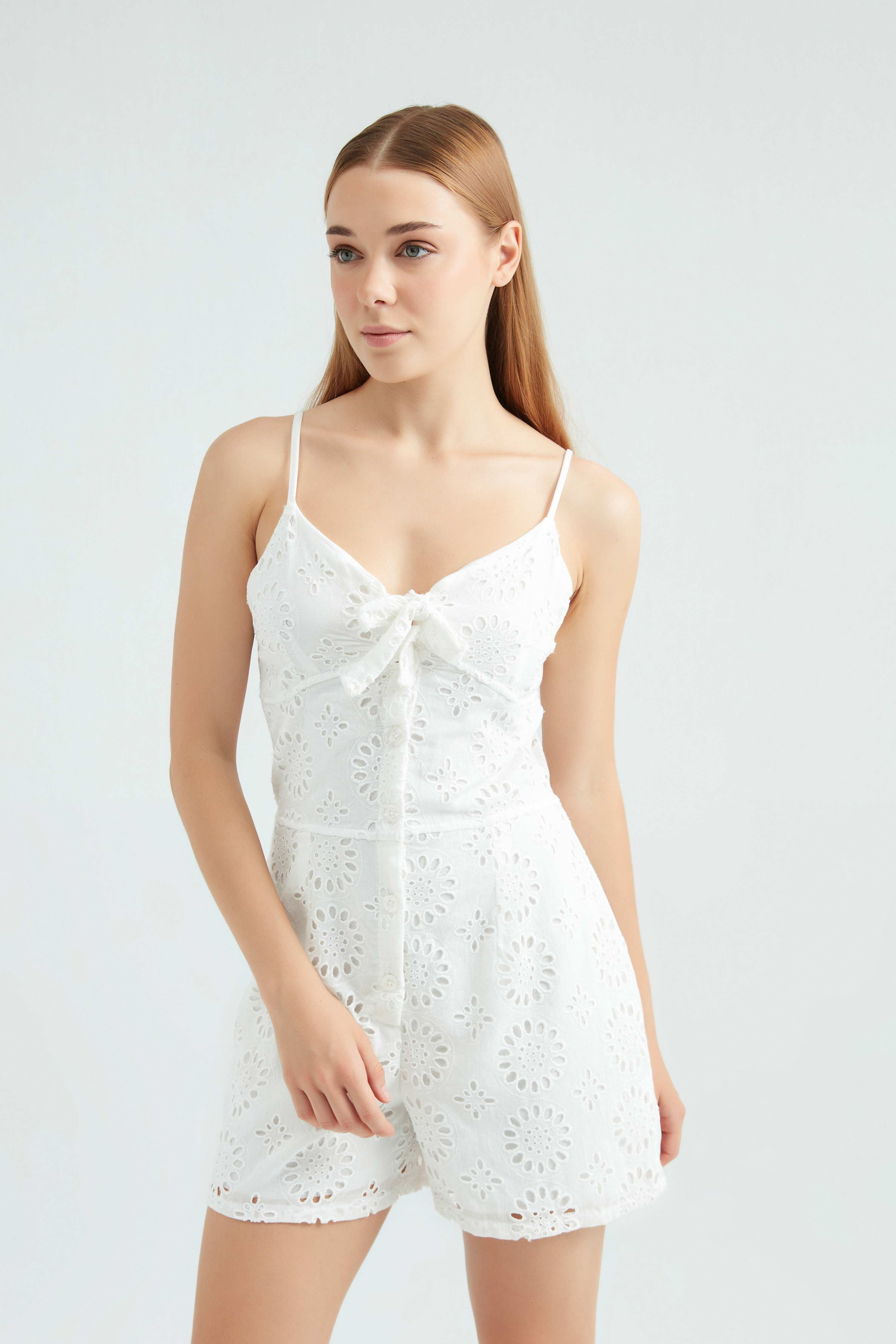 Beyaz Mini Tulum - Yan Önden Yakın Görünüm - Matmazena