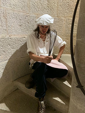 Théo dans le rôle du cuisinier pour les viistes nocturnes au château de menthon saint bernard à l'été 2023