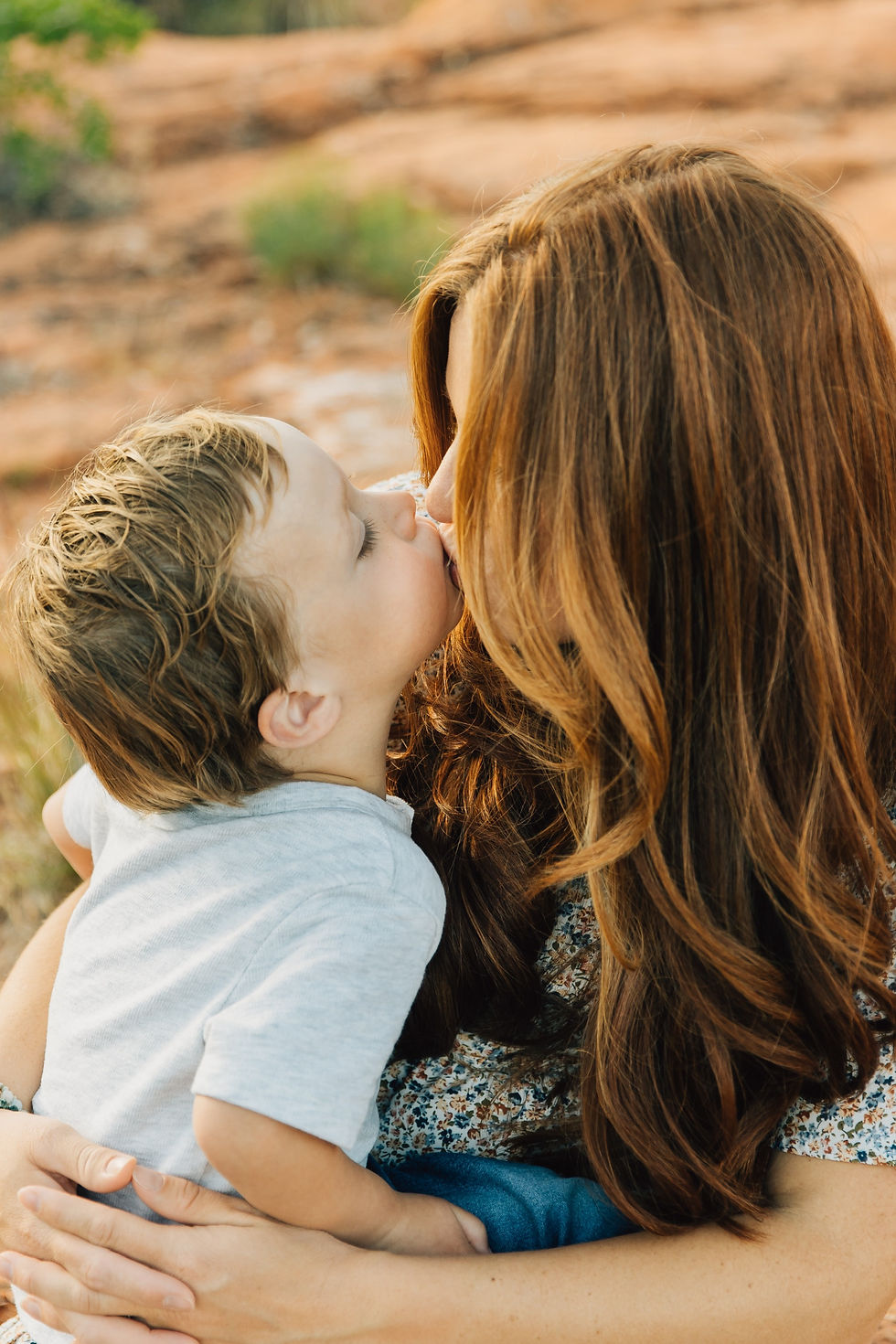 mom and kids pose | candid family pose | Professional photographer family posing
