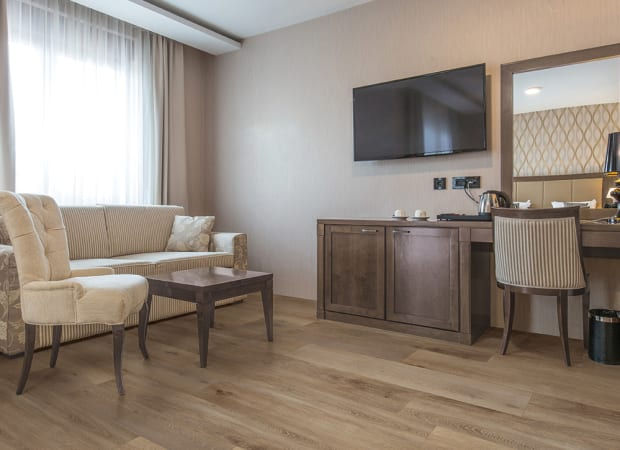 Metroflor Deja New San Marcos Oak, Worn Sienna room scene