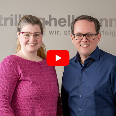 Papierboot aus Euro Schein als Symbol für den Unterschied zwischen Brutto und Netto.