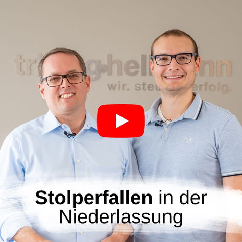 Gerader Weg über flaches Wasser mit Hinweis auf Gefahr und eingeschränkte Durchfahrt, heller Himmel und ruhige Landschaft.