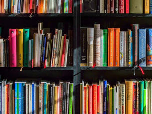 Bücherwand in einer Bibliothek als Keyvisual für einen Artikel über Steueränderungen und Grundlagen im Steuerjahr 2021.