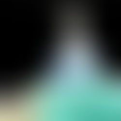 Mundschutz vor Desinfektionsspender und Handschuhen als Keyvisual für Hygieneregeln und Prävention während Corona.