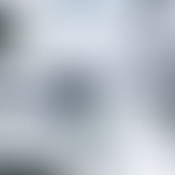 Helles Praxiszimmer mit medizinischer Technik und Stauraum, Keyvisual fuer Praxisbewertung, Inventar und Praxisstruktur.