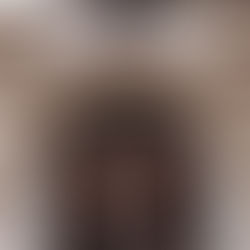 Verzierte Fassade mit Eingangsbogen und Skulpturen, Keyvisual fuer Gewerbeimmobilie, Praxisstandort und Kauf oder Miete.