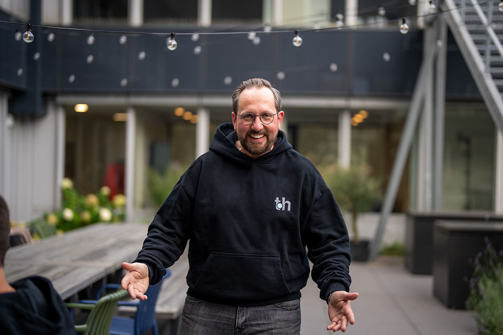 Christian Oppermann im Innenhof, läuft lächelnd auf die Kamera zu