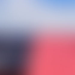 Solarmodule auf Hausdach als Symbol für Photovoltaik und steuerliche Änderungen ab 2023