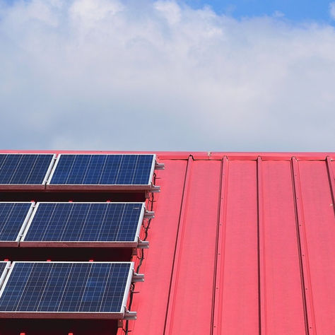 Solarmodule auf Hausdach als Symbol für Photovoltaik und steuerliche Änderungen ab 2023