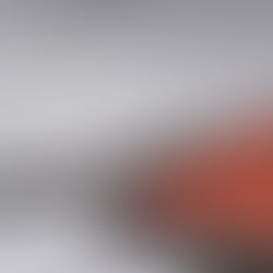 Rechner mit roten Tasten neben Kugelschreiber als Motiv für Kosten und Planung.