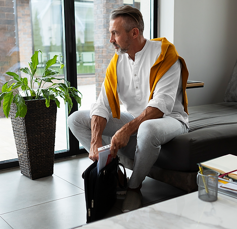 Sitzender Mann mit Blick aus dem Fenster