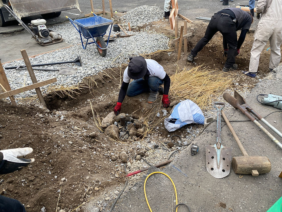 雨庭の土壌改良。竪穴に木杭、砕石、竹炭、落ち葉、藁などをすき込み菌糸の成長を促します。
