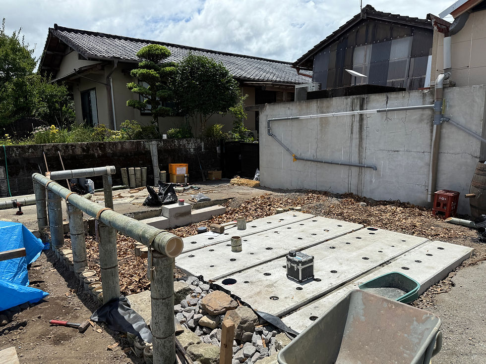 植栽前の様子。竹柵は土留めの役割も担っています。