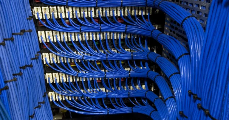 Hack com diversos cabos de rede bem organizado