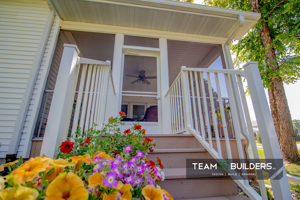 Porch in Cedar Falls, IA with screen system for full enclosure without bugs