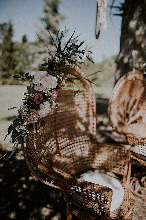 Location fauteuils Emmanuelle, rotin, cerceaux... décoration, vaisselle & mobilier vintage pour mariages et évènements professionnels.