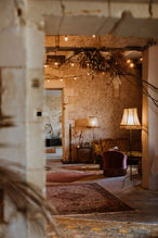 Location fauteuils crapauds, canapés en velours, tapis, luminaires, malles, radios, guéridons, guirlandes "guinguette"... décoration, vaisselle & mobilier vintage pour mariages et évènements professionnels.