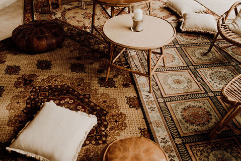 Location fauteuils et tables en rotin, tapis, coussins, poufs en cuir, photophores... décoration, vaisselle & mobilier vintage pour mariages et évènements professionnels.